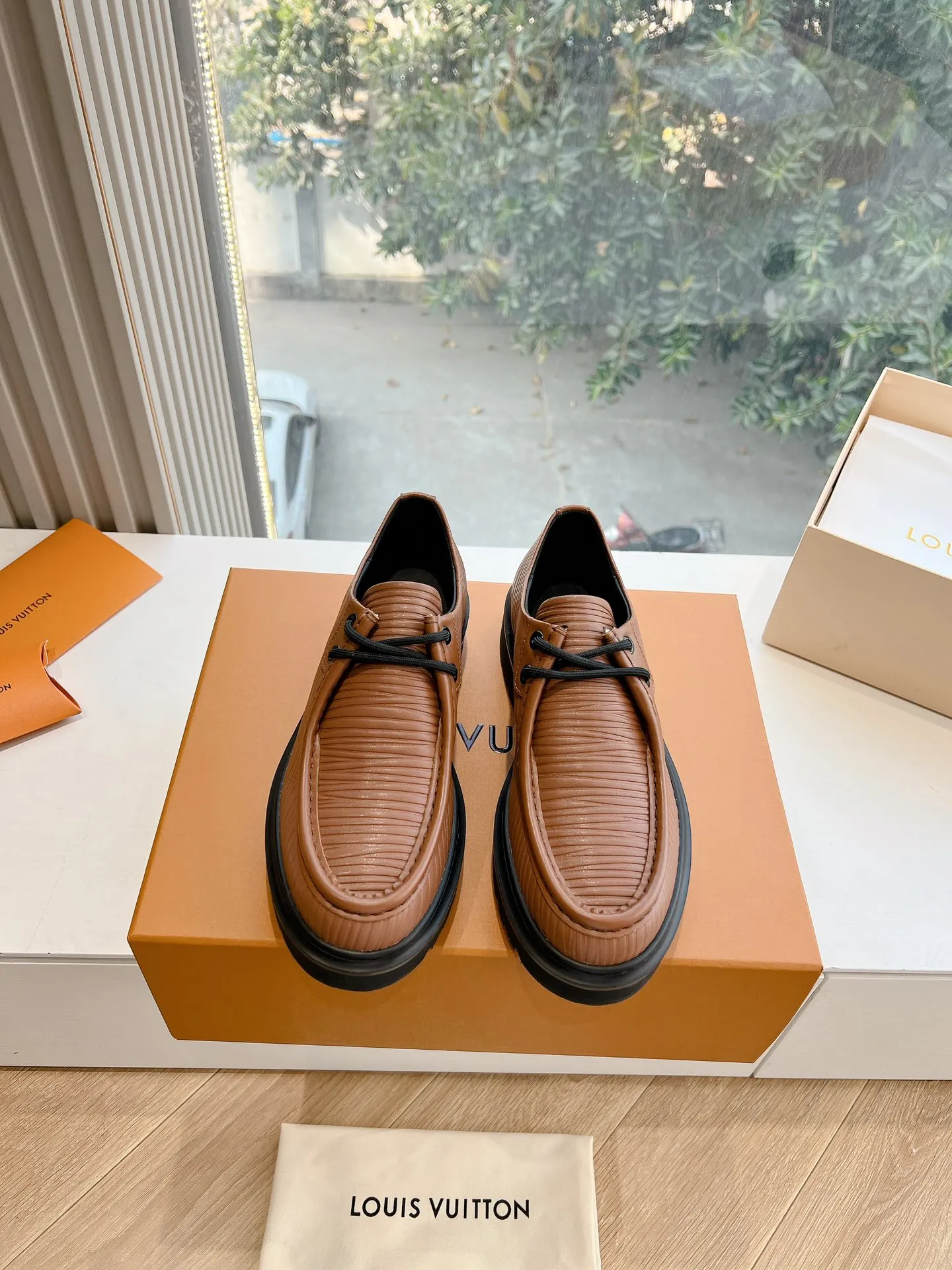 👟👟Ex-factory price 720👟👟 What you see is what you get G199 top version Louis Vuitto Louis Vuitton LV donkey brand L Carrefour shoes Archlight classic Skate sports and leisure thick-soled shoes Your LV outfit is shared today Louis Vuitton Presbyopic thick-soled loafers Original purchase and development Production Original purchase and development Production This LV Archlight sneaker is from Cut from cow leather in a playful shape. Double laces embellished with Louis Vuitton logo beading. The wide tongue and wavy outsole establish recognition, both are decorated with the LV Circle logo ▪️Fabric: Original imported original material ▪️Inner lining: Original customized lining ▪️Sole: Original molded genuine ▪️Size: Women's 35-45 (please note male and female when ordering at 39.40, 45 is not refundable or exchangeable for customization)
